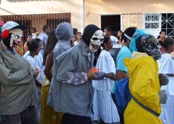 Mesmo sem carnaval, Ichu realiza lavagem que mantém tradicação dos mascarados e das marchinhas