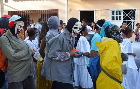 Mesmo sem carnaval, Ichu realiza lavagem que mantém tradicação dos mascarados e das marchinhas