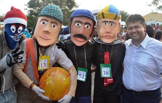 Alex posou ao lado da turma do Chaves.