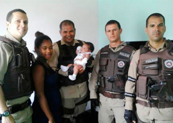Por telefone, policiais salvam bebê que engasgou com leite