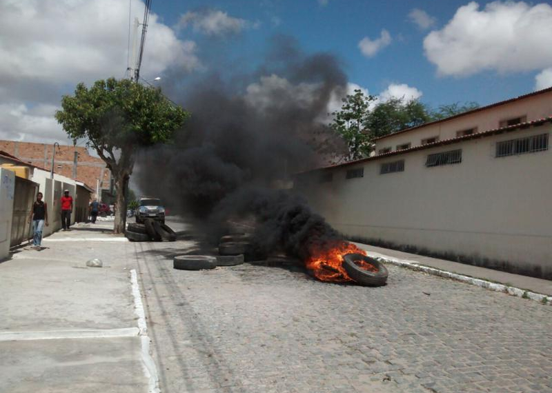Manifestantes queimam pneus em proteso contra fechamento de escolas