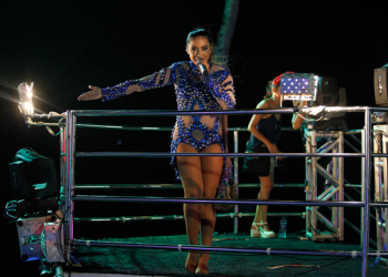 Anitta mostra desenvoltura em cima do trio durante estreia no Carnaval de Salvador