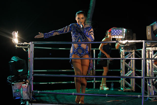 Anitta mostra desenvoltura em cima do trio durante estreia no Carnaval de Salvador