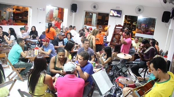 Queimadas: mesmo debaixo de chuva população prestigiou inauguração do Santana Petiscaria e Louge Bar (veja as fotos)