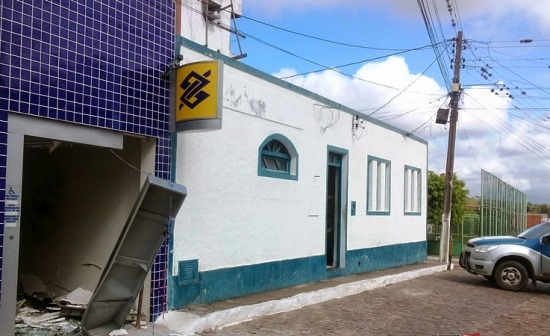 Bandidos estouram caixa eletrônico que funcionava vizinho a Delegacia de Várzea do Poço