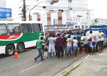 Cabeleleiro morre em acidente entre moto e ônibus no centro de Feira de Santana; mulher fica ferida