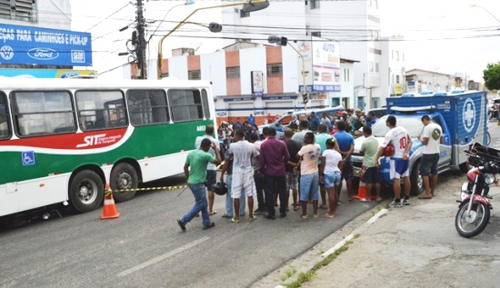 Cabeleleiro morre em acidente entre moto e ônibus no centro de Feira de Santana; mulher fica ferida