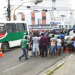 Cabeleleiro morre em acidente entre moto e ônibus no centro de Feira de Santana; mulher fica ferida