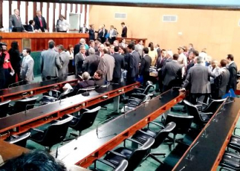 Com entrega dos diplomas, deputados estaduais da Bahia iniciaram ritual de posse  