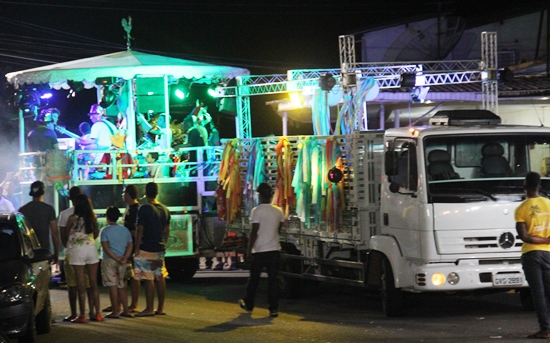 Coreto Elétrico é rebocado por um caminhão que também serve como suporte para mesa de som e de iluminação.