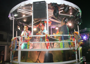 Serrinha – Alex da Costa e o Coreto Elétrico anima primeira noite do Folia da Serra