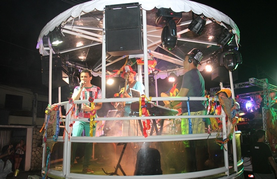 Serrinha – Alex da Costa e o Coreto Elétrico anima primeira noite do Folia da Serra