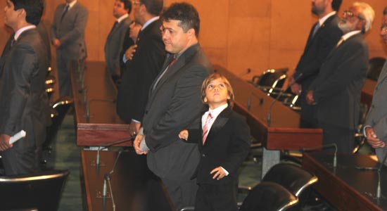 No canto do Hino Nacional Leo de olho na galeria.