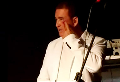 Amado Batista leva pedrada no rosto depois de chegar atrasado em show no interior de São Paulo