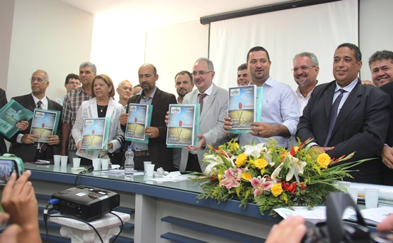 Deputados, prefeitos, reitores e representantes de Territorios conhecem Projeto da UFNB apresentado em Serrinha