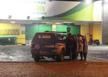 Refém liberado, criminosos fogem pelo matagal depois de carro estourar pneu; assim foi o desfecho do assalto ao Todo Dia de Coité