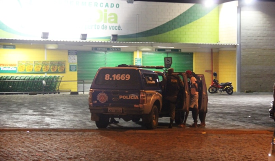 Refém liberado, criminosos fogem pelo matagal depois de carro estourar pneu; assim foi o desfecho do assalto ao Todo Dia de Coité