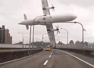 Acidente de avião que chocou com ponte deixa ao menos 22 mortos em Taiwan