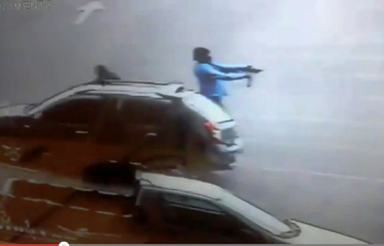 Feira de Santana – Seguranças trocam tiro com bandidos e evitam assalto a carro forte no Atacadão