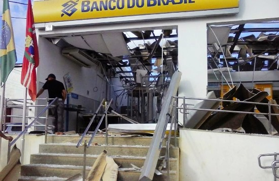 Quadrilha explode agência do Banco do Brasil de Utinga