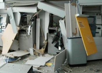 Quadrilha explode caixas e destrói parte de agência em Conceição de Feira