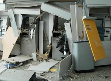 Quadrilha explode caixas e destrói parte de agência em Conceição de Feira