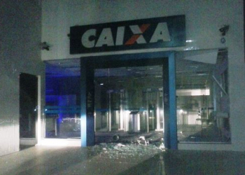 Quadrilha rende vigilante, fecha rua e explode caixas eletrônicos em Pojuca