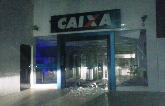 Quadrilha rende vigilante, fecha rua e explode caixas eletrônicos em Pojuca