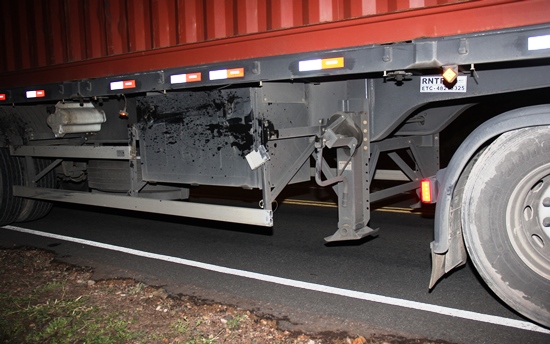 Marcas escuras são de sangue o motociclista que teve gravíssima lesão na face e na cabeça.
