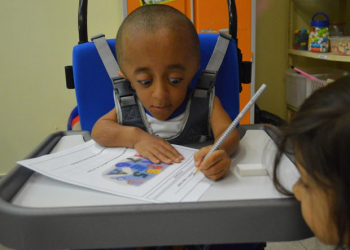 Com ‘ossos de vidro’, garoto ganha cadeira para evitar fraturas na escola