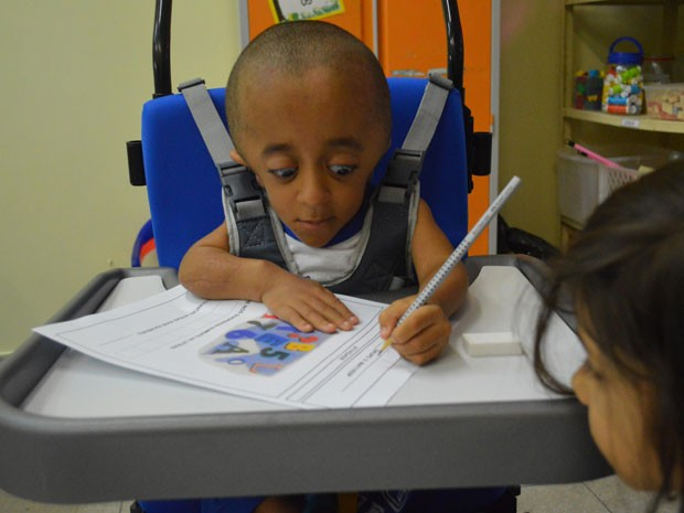 Com ‘ossos de vidro’, garoto ganha cadeira para evitar fraturas na escola