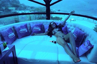 A empresa fez um grande marketing colocando uma modelo de biquini para mostrar o espaço interno da cápsula.