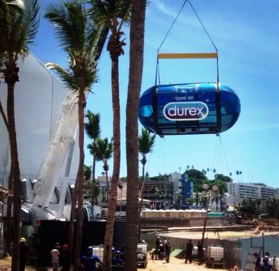 Como se faz no parque de diversão, o casal aguarda o momento de entrar na cápsula para "se divertir".