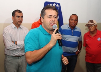 Alex lembrou que em campanha Assis e ele falavam da prioridade que dariam a educação e isto está acontecendo.