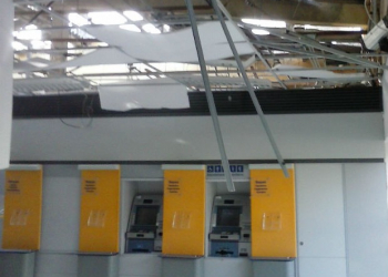Grupo explode banco e toma de assalto ambulância durante fuga