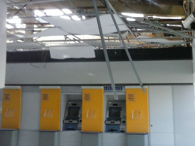 Grupo explode banco e toma de assalto ambulância durante fuga