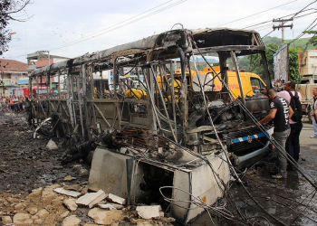 Ônibus bate em poste e oito morrem carbonizados