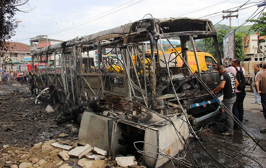 Ônibus bate em poste e oito morrem carbonizados