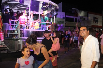 Givaldo fez a festa atrás do coreto elétrico.