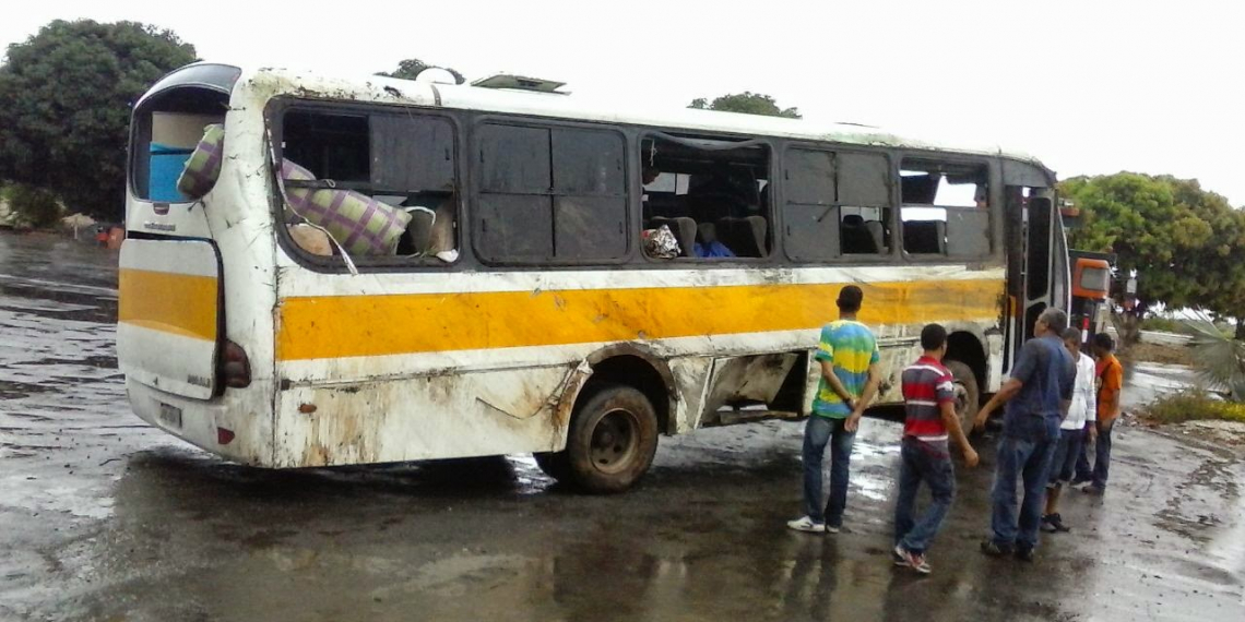 Ônibus com 46 passageiros que seguia de Andorinha para MG, capota na BR-251