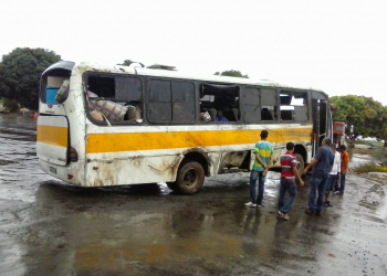 Ônibus com 46 passageiros que seguia de Andorinha para MG, capota na BR-251