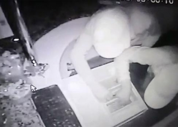 Câmera registra momento em que dupla pratica furto em panificadora em Coité