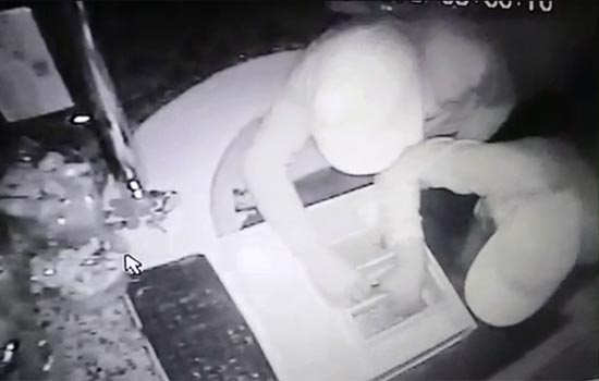 Câmera registra momento em que dupla pratica furto em panificadora em Coité