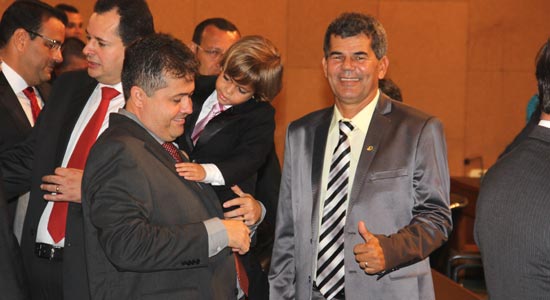 Como Viana trocou as bolas Gika levou na esportiva.