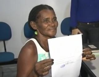 Idosa presa por não pagar pensão dos netos é solta após defesa arrecadar R$ 4 mil