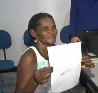 Idosa presa por não pagar pensão dos netos é solta após defesa arrecadar R$ 4 mil