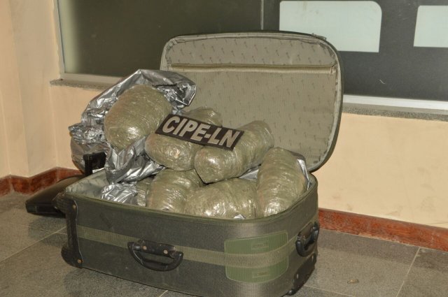 Policiais da CAEL prendem três homens na Estrada do Feijão conduzindo 10kg de maconha