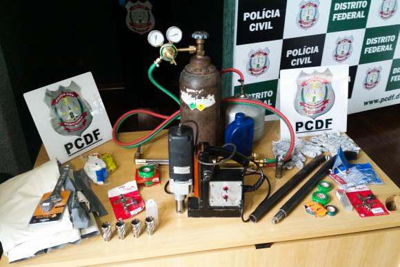 Ladrões de caixas eletrônicos são presos em avião no DF