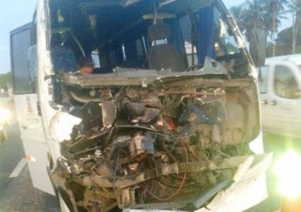 Micro ônibus da Secretaria de Saúde de Valente colide em fundo de carreta na BR 324