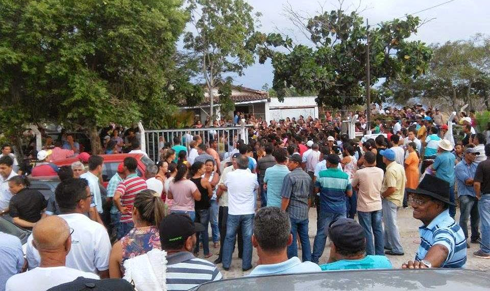 Multidão dá o último adeus a Liliane Pinto